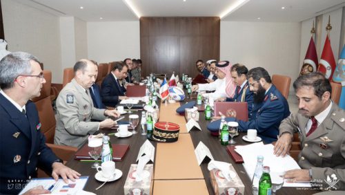 نائب رئيس مجلس الوزراء ووزير الدولة لشؤون الدفاع يلتقي وزير الدفاع الفرنسي